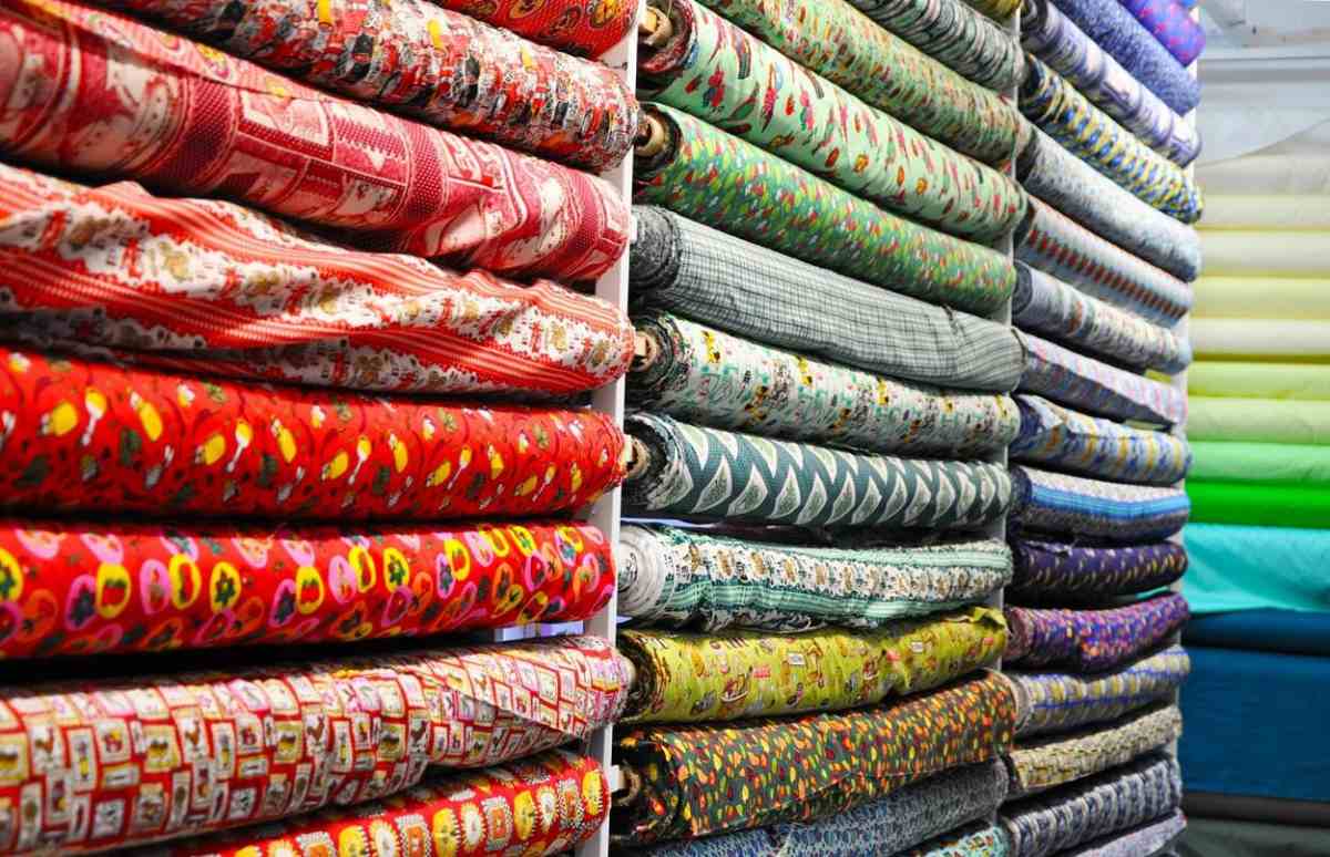 Miért mutat mást ugyanaz a textil természetes és mesterséges fényben